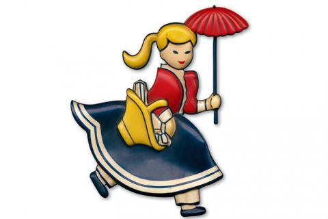 Niña Marinela caminando con una sombrilla y una canasta.   