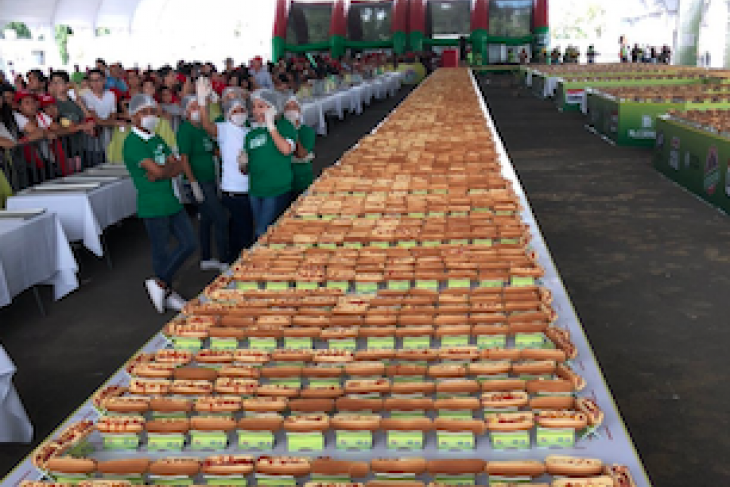 Récord Guinness de la línea de hot dogs más larga del mundo